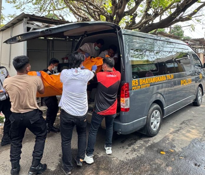 Evakuasi tukang becak yang ditemukan meninggal di sebuah gubuk (Foto: Bantentv.com/ Imron)