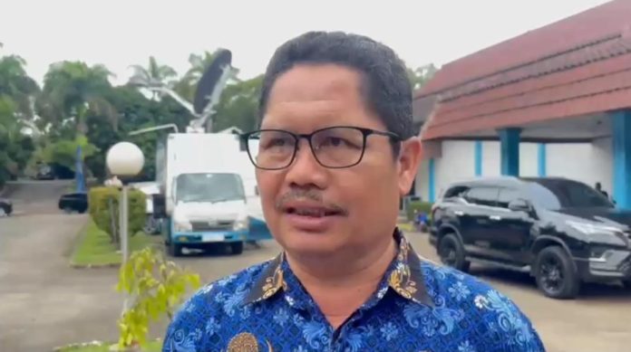 Kepala Dinkop UKM Cilegon, Suhendi saat diwawancara (Foto: Bantentv.com/ Ali)