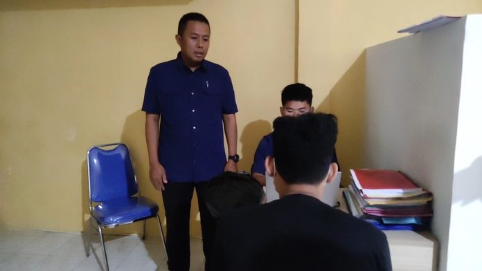 Pelaku pencabulan dan perkosaan saat diinterogasi oleh petugas PPA Polres Pandeglang (Foto: Bantentv.com/ Rangga)