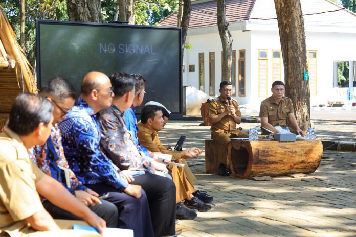 Andra Soni saat memimpin Rapat Pimpinan di Halaman Gedung Negara Provinsi Banten, Kota Serang, Senin, 18 Mei 2026 (Foto: Bantentv.com/ Hendra)