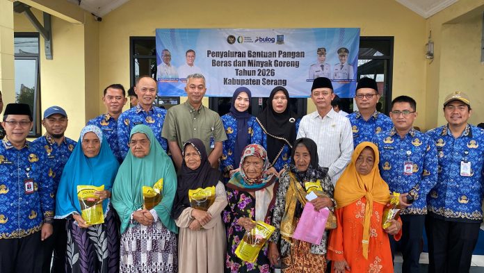 Bupati Serang Zakiyah menyalurkan bantuan kepada warga di Desa Mangkunegara (Foto: Bantentv.com/ Riki)