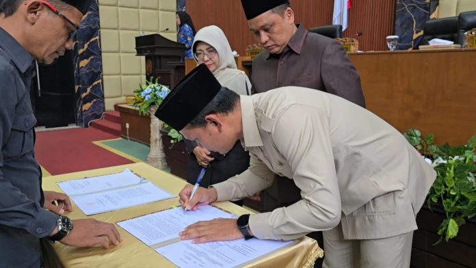 Bupati Pandeglang dan pimpinan DPRD  saat menandatangani persetujuan bersama Raperda Perubahan PDPBM menjadi PTPBM Perseroda (Foto: Bantentv.com/ Rangga)