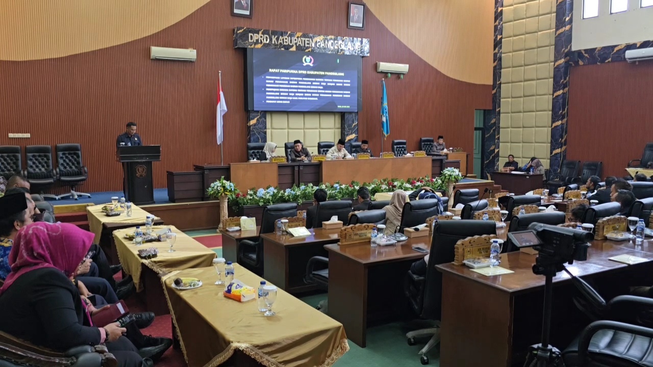 Rapat Paripurna mengenai Raperda perubahan status hukum PD PBM menjadi Perusahaan Perseroan Daerah (Perseroda) (Foto: Bantentv.com/ Rangga)