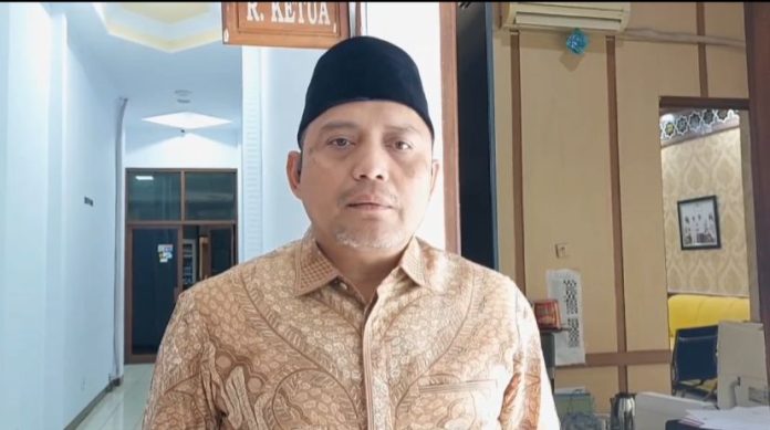 Ketua DPRD Kabupaten Serang Bahrul Ulum saat diwawancarai (Foto: Bantentv.com/ Riki)