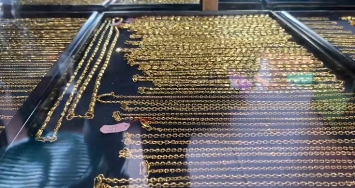 Salah satu took emas di Pasar Rangkasbitung (Foto: Bantentv.com/ Nano)