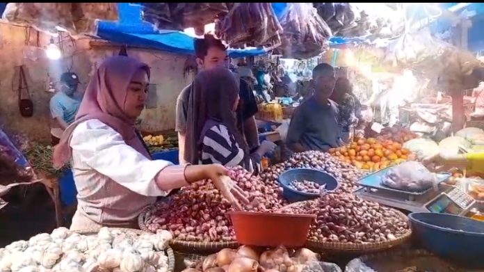 Harga kebutuhan pangan di Lebak naik tajam (Foto: Bantentv.com/ Nano)
