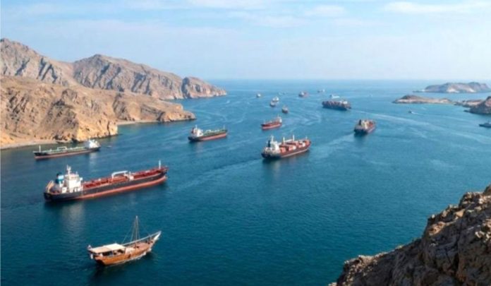 Ilustrasi kapal yang melintas di Selat Hormuz (Foto: The Indonesia Times)