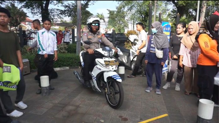 Puluhan warga mengikuti simulasi tes mengemudi gratis di Alun-Alun Kota Serang (Foto: Bantentv.com/ Imron)