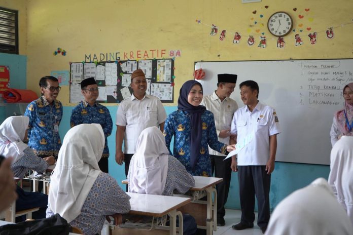 Ribuan siswa dan guru di Kabupaten Serang (Foto: Bantentv.com/ Riki)