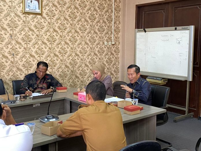 Rapat evaluasi terkait adanya kebocoran retribusi, Senin 25 Mei 2026.