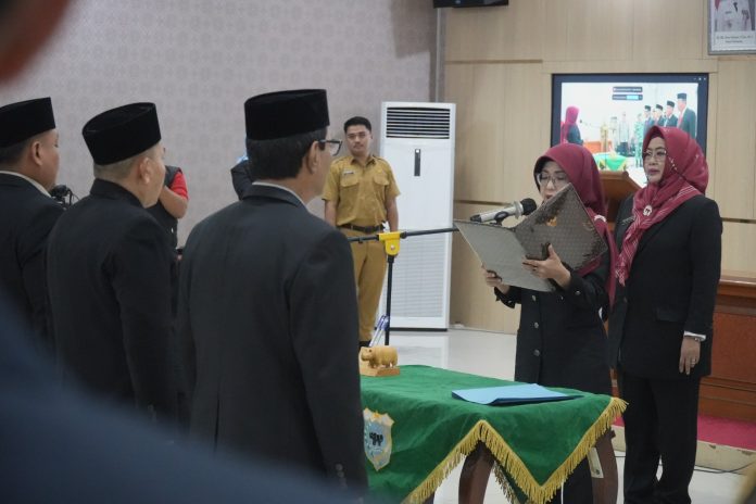 Bupati Dewi Setiani saat melantik pejabat eselon II.