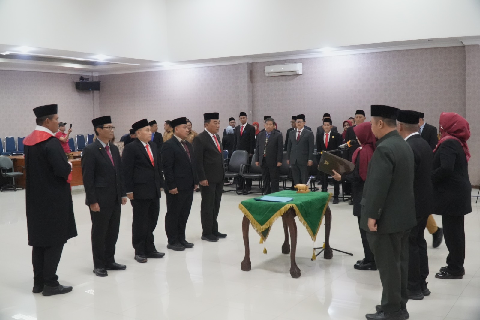 Bupati Dewi Setiani saat melantik pejabat eselon II.