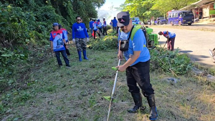 Ratusan kader Demokrat Pandeglang menggelar aksi bersih-bersih di Terminal Kadubanen