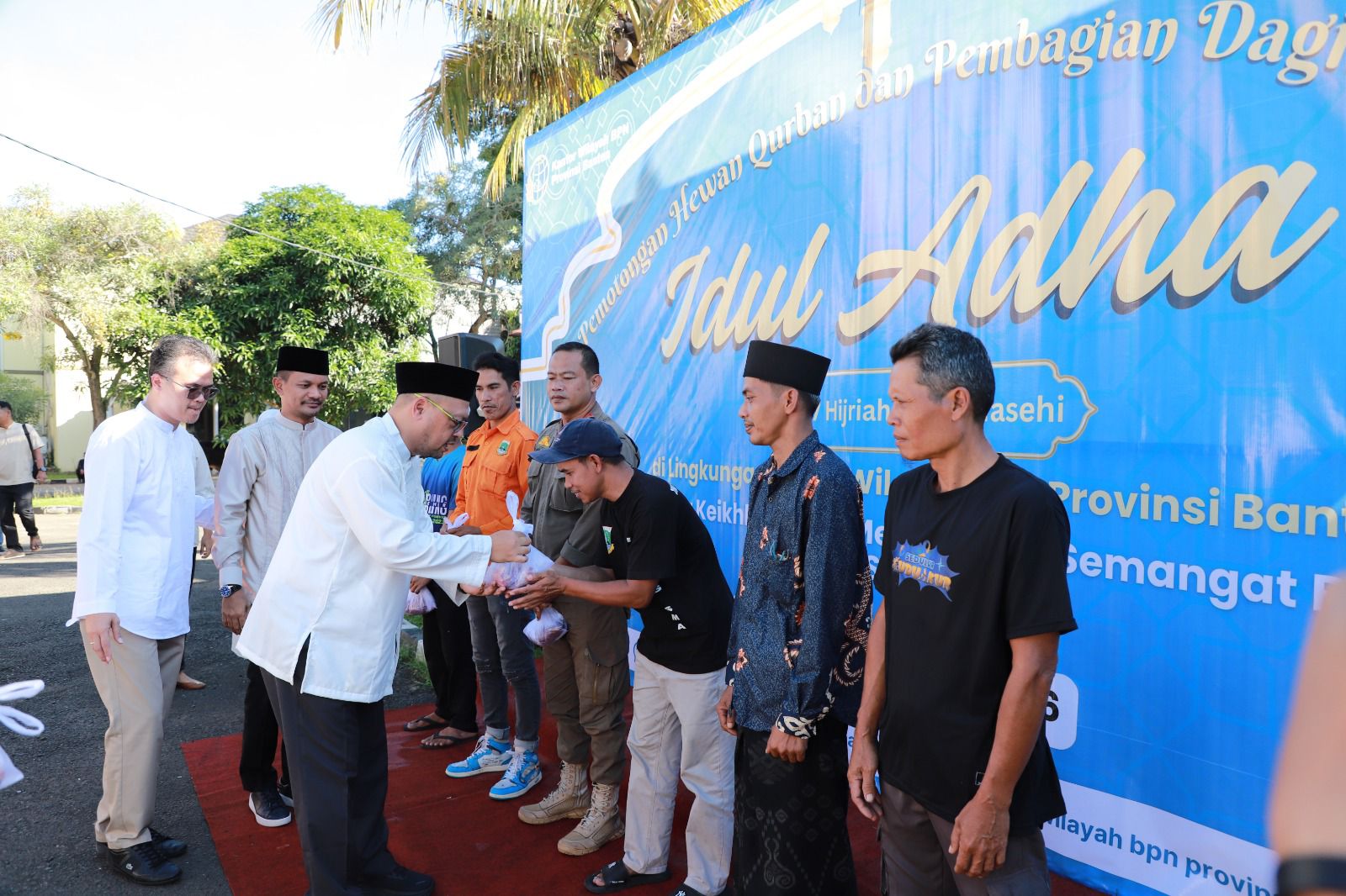 BPN Banten Berbagi Daging Kurban Untuk Masyarakat Sekitar (Foto: Humas BPN Banten)