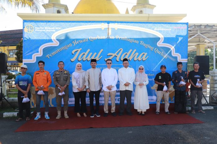 BPN Banten Berbagi Daging Kurban Untuk Masyarakat Sekitar (Foto: Humas BPN Banten)