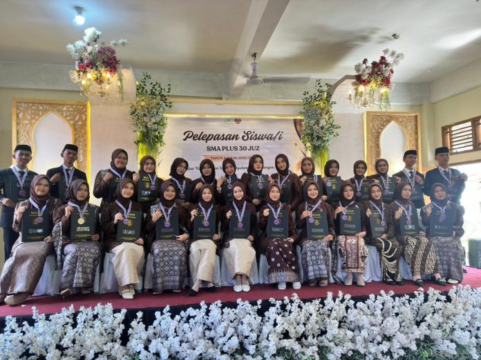 Acara pelepasan siswa SMA Plus 30 Juz Yayasan Ponpes Moderat At Thohiriyah Pelamunan