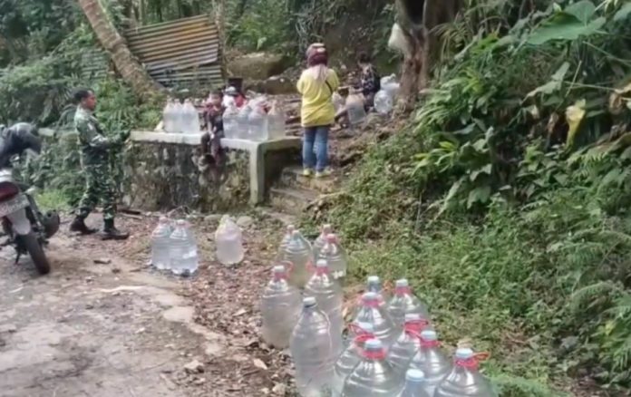 Krisis air bersih yang dialami warga Lingkungan Tembulun, Kelurahan Mekarsari, Kecamatan Pulomerak, Kota Cilegon (Foto: Bantentv.com/ Ali)