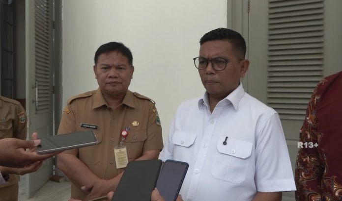 Gubernur Banten Andra Soni bersama Kepala Dindikbud Provinsi Banten Jamaluddin (Foto: Bantentv.com/ Hendra)
