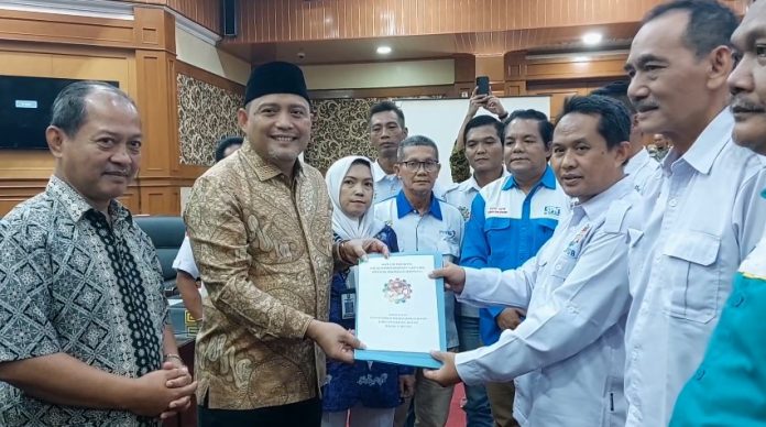 Audiensi Aliansi Serikat Pekerja Serikat Buruh (ASPSB) Kabupaten Serang dengan DPRD Kabupaten Serang sera Pemkab Serang terkait menyampaikan penolakan terhadap Permenaker Nomor 7 Tahun 2026 (Foto: Bantentv.com/ Riki)