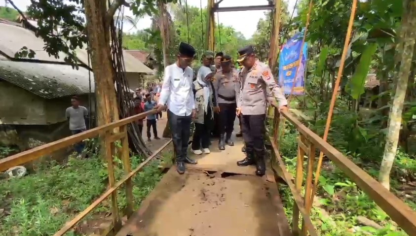 Polres Pandeglang membangun Jembatan Merah Putih Presisi di Kampung Pasir Sereh, Desa Tegal, Kecamatan Cikedal, Kabupaten Pandeglang (Foto: Bantentv.com/ Rangga)
