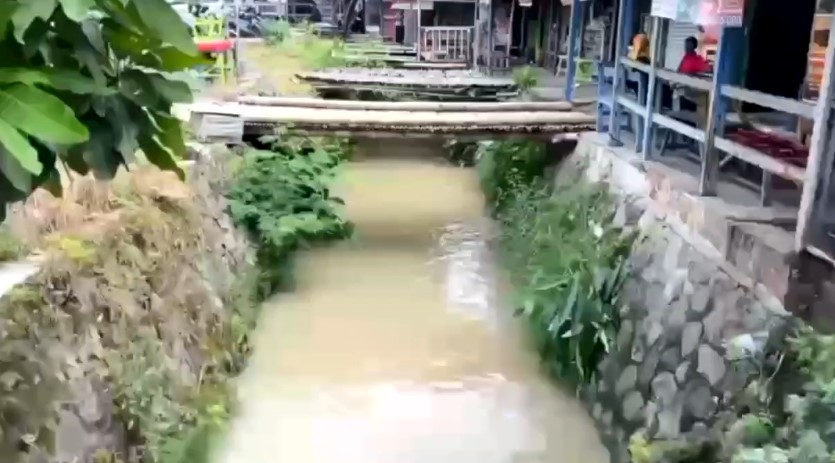 Bau menyengat di Sungai Pakupatan mengganggu aktivitas warga dan pedagang (Foto: Bantentv.com/ Jaya)