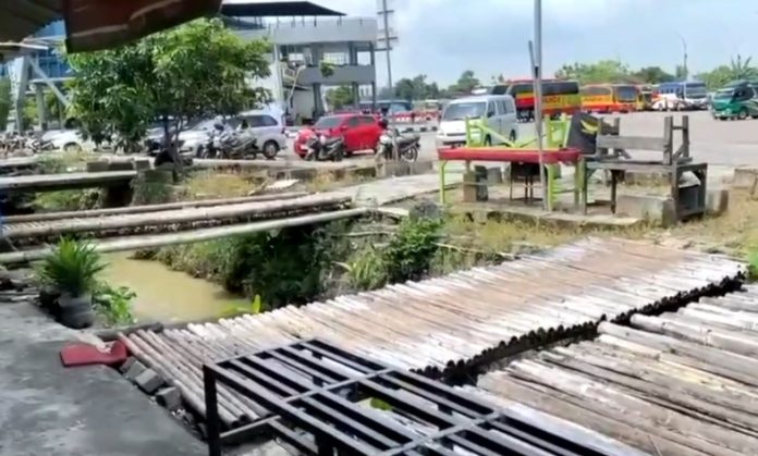 Bau menyengat di Sungai Pakupatan mengganggu aktivitas warga dan pedagang (Foto: Bantentv.com/ Jaya)