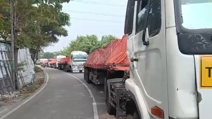 Puluhan truk trailer parkir di bahu jalan Cikande (Foto: Bantentv.com/ Imron)