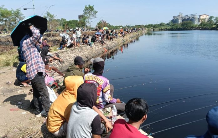 Ratusan Pemancing memadati Danau Puspemkab (Foto: Bantentv.com/ Imron)