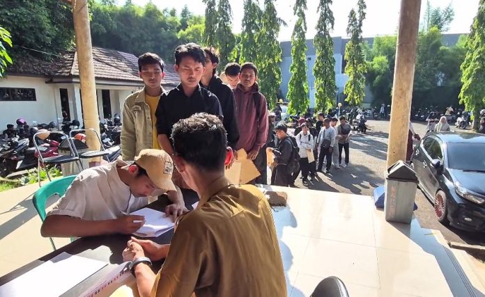 Ratusan pencari kerja memadati Kantor Disnakertrans Kota Serang (Foto: Bantentv.com/ Jaya)