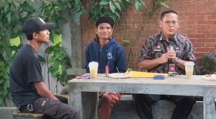 Kepala Dinas Sosial Kota Serang bersama mantan pengamen yang kini menjadi pemilik bengkel motor (Foto: Bantentv.com/ Jaya)