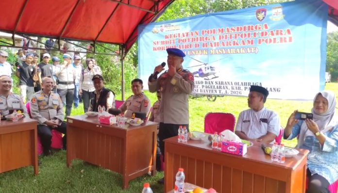 Kasubdit Potdirga Ditpolairud Baharkam Polri menggelar sosialisasi di lapangan sepak bola Kampung Kubang, Desa Surakarta, Kecamatan Pagelaran, Kabupaten Pandeglang (Foto: Bantentv.com/ Rangga)
