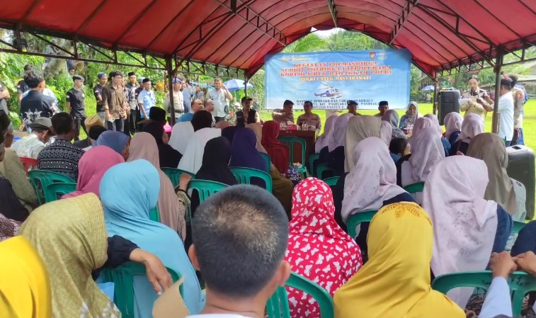 Kasubdit Potdirga Ditpolairud Baharkam Polri menggelar sosialisasi di lapangan sepak bola Kampung Kubang, Desa Surakarta, Kecamatan Pagelaran, Kabupaten Pandeglang (Foto: Bantentv.com/ Rangga)