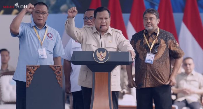 Presiden Prabowo Subianto menghadiri aksi peringatan Hari Buruh Internasional 1 Mei di Monumen Nasional (Monas), Jakarta Pusat (Foto: YT/ Sekretariat Presiden)