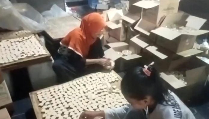 proses pembuatan kue satu kasemen
