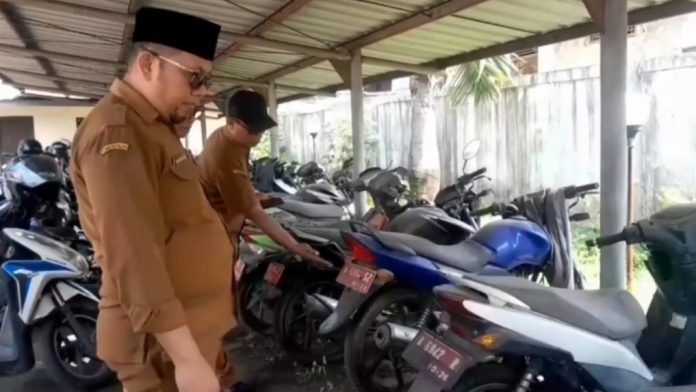Petugas gabungan melakukan pengecekan di area parkir Kantor BPKAD Kota Cilegon (Foto: Bantentv.com/ Ali)
