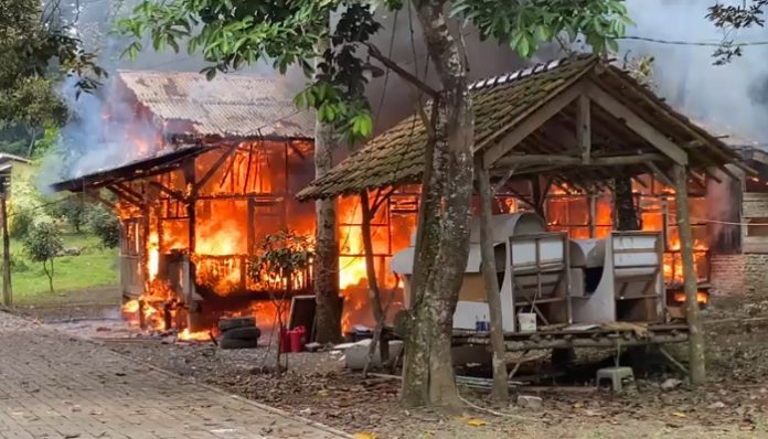 Asrama Putra Ponpes Anabawiyah Ludes Terbakar