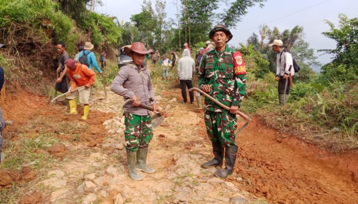 Babinsa Cilograng Bersama Warga Gelar Bhakti Karya Pembangunan Jalan Poros Desa