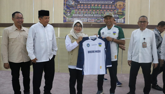 Bupati Pandeglang Dewi Setiani Saat melepas Squad Badak Muda di pendopo 