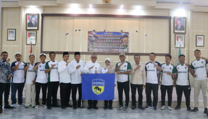 Bupati Pandeglang Dewi Setiani Saat melepas Squad Badak Muda di pendopo