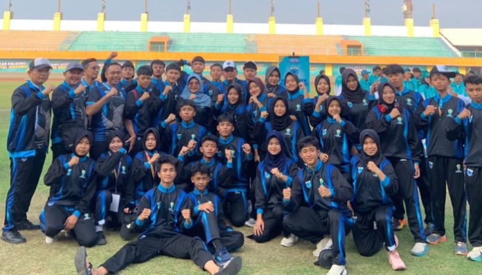 Bupati Pandeglang Dewi Setiani bersama para atlet pelajar Kabupaten Pandeglang