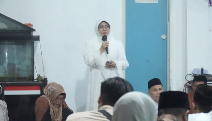 Bupati Pandeglang Dewi Setiani saat melaksanakan peringatan 1 muharam di Majlis Dzikir Al-Kallam, Desa Girijaya