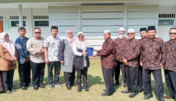 Bupati Pandeglang Dewi Setiani saat mengunjungi sekolah Ibad Ar Rahman, yang kini menjadi Sekolah Garuda