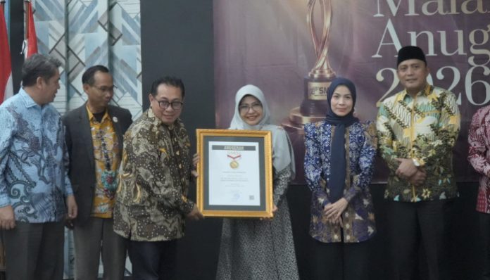 Bupati Pandeglang saat menerima penghargaan SMSI Award di gedung Dewan Pers