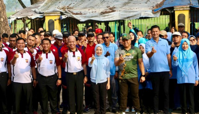 Bupati Serang Ratu Rachmatuzakiyah bersama Kepala Kepolisian Daerah (Kapolda) Banten Inspektur Jenderal Polisi (Irjen Pol) Hengki melakukan corve