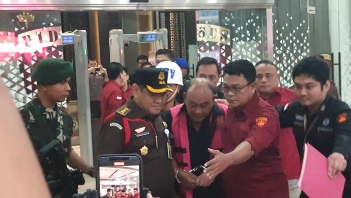 DITAHAN Mantan Kepala BGN Dadan Hindayana saat dilakukan penahanan usai diiperiksa penyidik Kejagung, kemarin