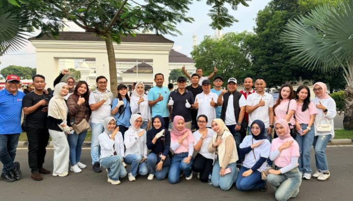 Direktur Bisnis Bank Banten Slamet Riyadi bersama jajaran pegawai mengikuti aksi bersih-bersih dalam peringatan Hari Lingkungan Hidup Sedunia 2026 di KP3B, Kota Serang