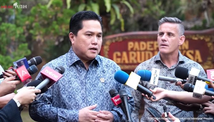 Menpora Erick Thohir bersama pelatih Timnas Indonesia, John Herdman, di Hambalang, Jawa Barat, Jumat, 19 Juni 2026 (Foto: YT/ Sekretariat Presiden)
