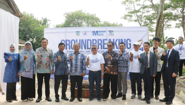 Foto bersama Pemkab Serang, Perumda Tirta Al Bantani dan Investor di acara groundbreaking pabrik air minum kemasan tirta ratu