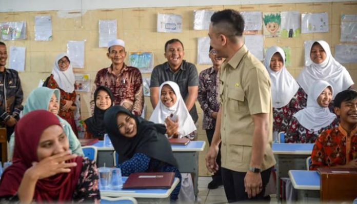 Bupati Lebak melakukan monitoring dan peninjauan Gerakan Ayah Mengambil Rapor Anak ke Sekolah di SDN 1 Rangkasbitung Barat, Jumat, 19 Juni 2026