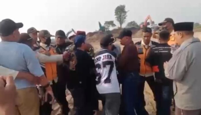 Puluhan Warga menghentikan aktivitas proyek PT Modernland di Cikande